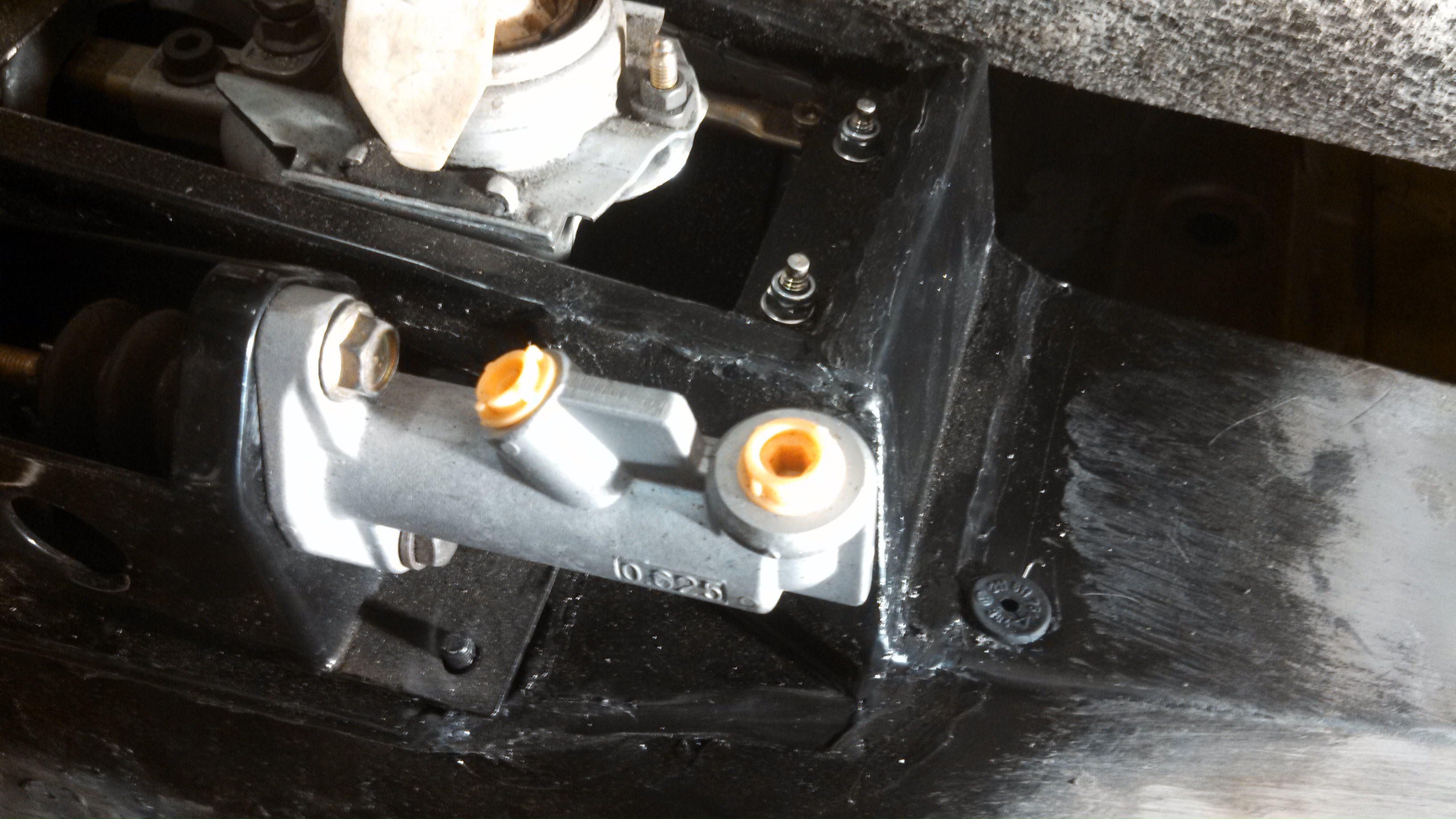 handbrake mounted next to new shifter.jpg